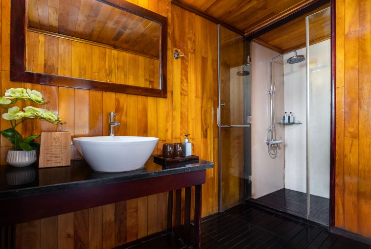 bathroom-deluxe-triple-cabin