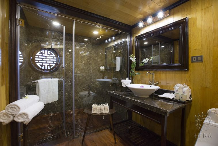 Junior-suite-bathroom